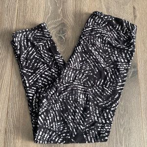 Capri length black white print super soft leggings